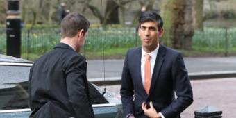 Tory ex-advisers urge Rishi Sunak to scrap fiscal rule and focus on ‘jobs, jobs, jobs’