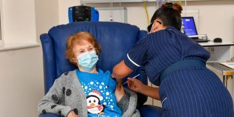 Ο Ματ Χάνκοκ γιόρτασε το «V Day» μετά από μια 90χρονη γιαγιά που έγινε το πρώτο άτομο στον κόσμο που έλαβε το εμβόλιο Coronavirus