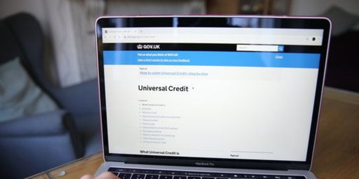 İnsanların Neredeyse Üçte İkisi, Evrensel Kredide Haftada 20 Pound Artışı Geri Aldı