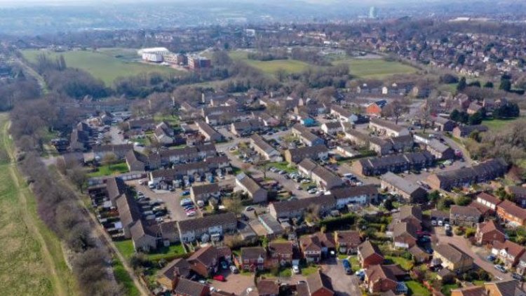 Coronavirus: Public allowed to move home under plans to re-start England’s housing market