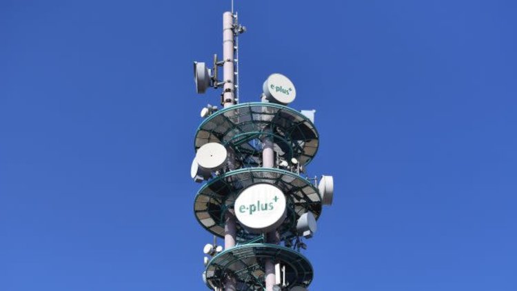 Ministers unveil ‘plain English’ 5G guide in bid to dispel ‘quack’ conspiracy theories