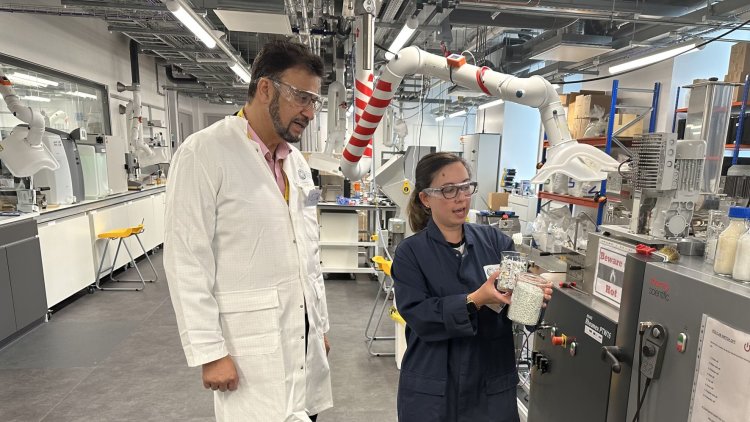 Shadow Minister meets academics and tours pioneering hub at University of Manchester
