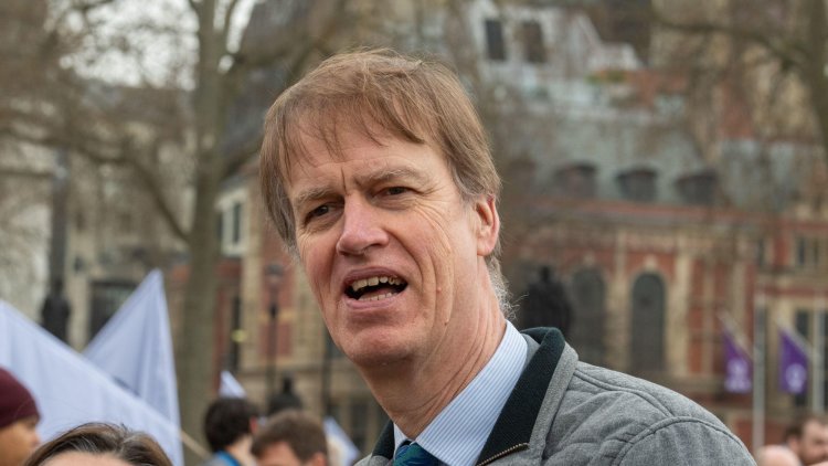 Committee Chair Tells DWP To 'Get A Grip' On Carer's Allowance Overpayments