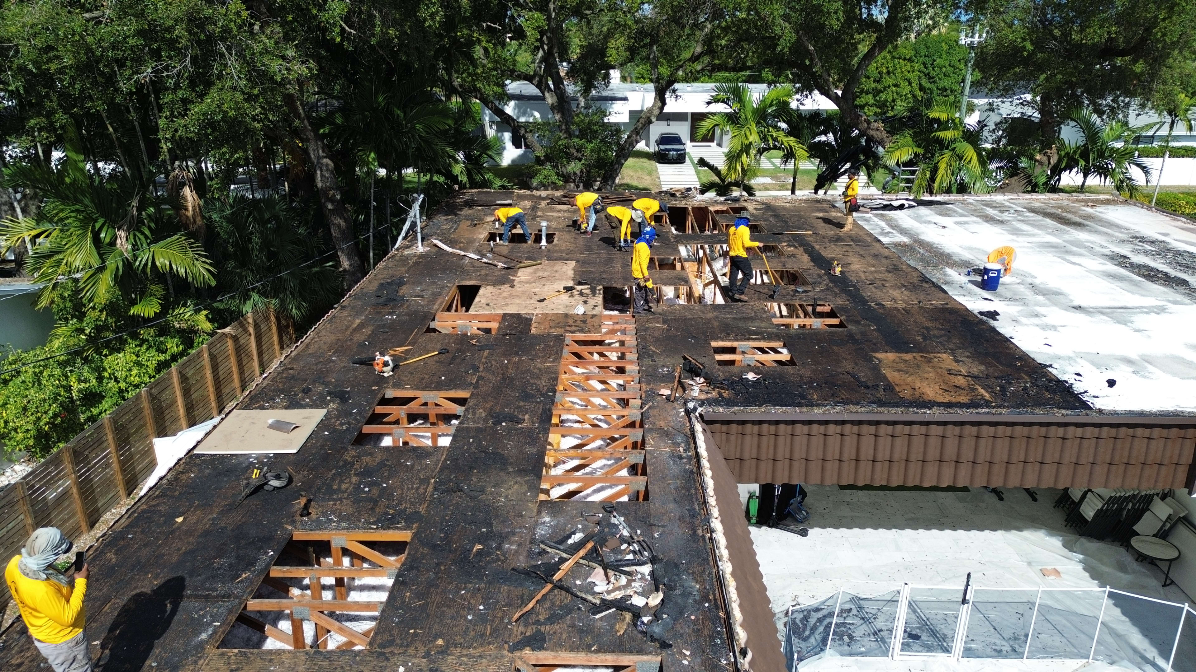 Lionz Roofing crew in Aventura