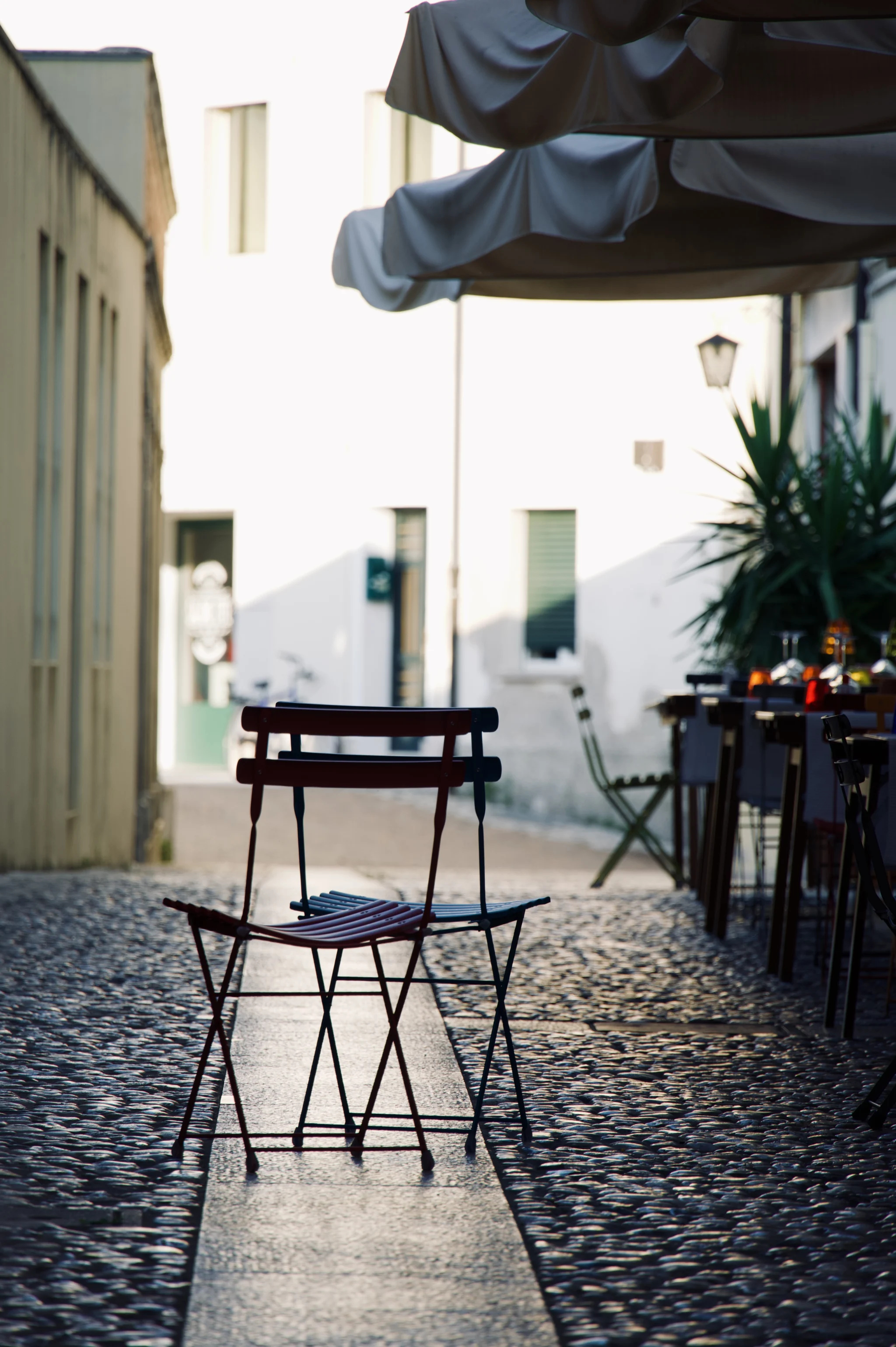 Why We Forget What We Wanted When We Enter a Room: The Power of Context-Dependent Memory