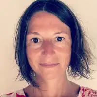 RitaTojalproviding services inCascais