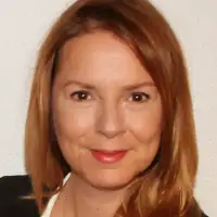 MónicaLealproviding services inAlmada