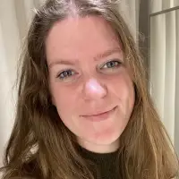 LaraLinderproviding services inAthens