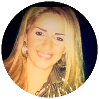 Smiling woman with long blonde hair, representing a clinical psychologist specializing in psychoanalytical psychotherapy.