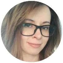 Professional psychotherapist with glasses, specializing in cognitive-behavioral therapy and schema therapy for mental health.