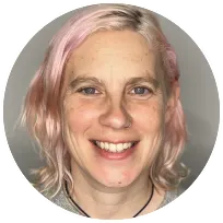 Portrait of a female psychotherapist with pink hair, offering support in clinical, somatic, and sexology settings.