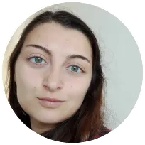 Young woman with green eyes and dark hair, representing a registered psychologist and psychotherapist.