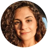 Portrait of a clinical psychologist with curly hair, specializing in psychoanalytical psychotherapy for adolescents and adults.