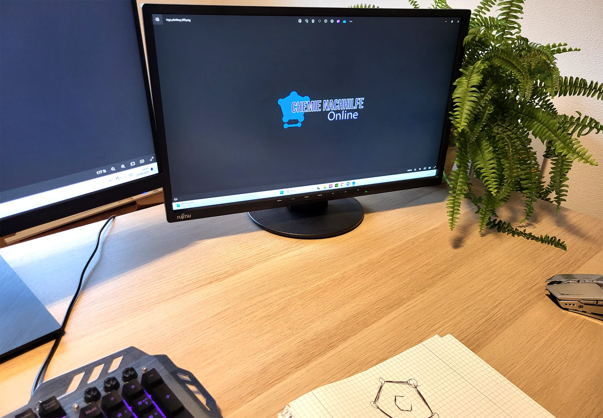 Desktop mit Chemie Nachhilfe Online Logo