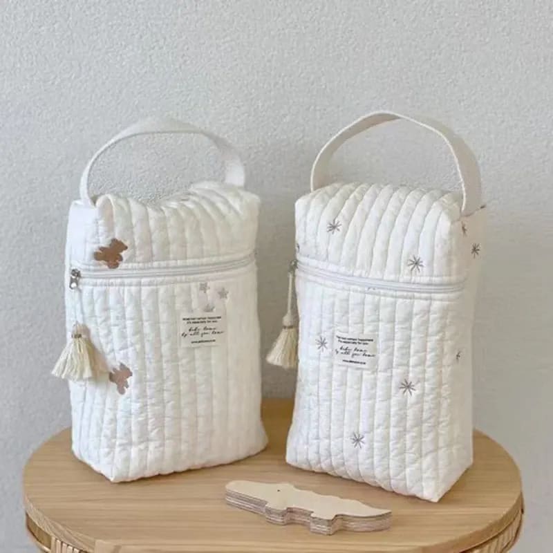 Organizador de Fraldas Portátil TinySteps: Caddy Acolchoado para Bebês com Bordado Delicado