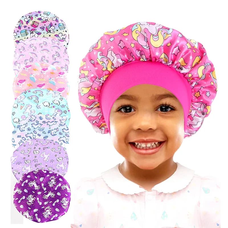 Boné Infantil de Cetim TinySteps: Proteção Antifrizz e Estilo Divertido para Cabelos Cacheados