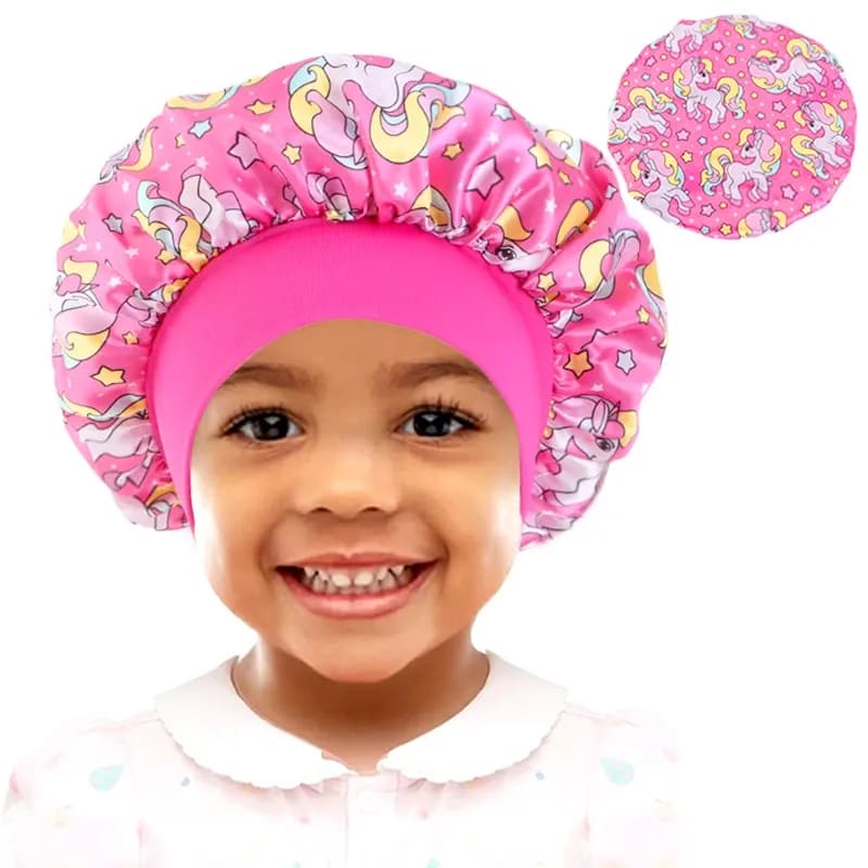Boné Infantil de Cetim TinySteps: Proteção Antifrizz e Estilo Divertido para Cabelos Cacheados 9