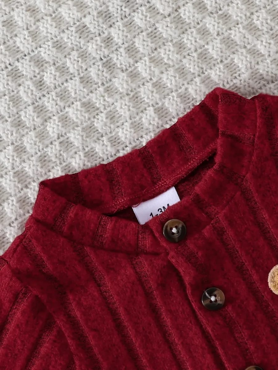 Macacão Ursinho Abraço Vermelho TinySteps para Bebês - Conforto Aconchegante e Estilo Fofo com Chapéu 4