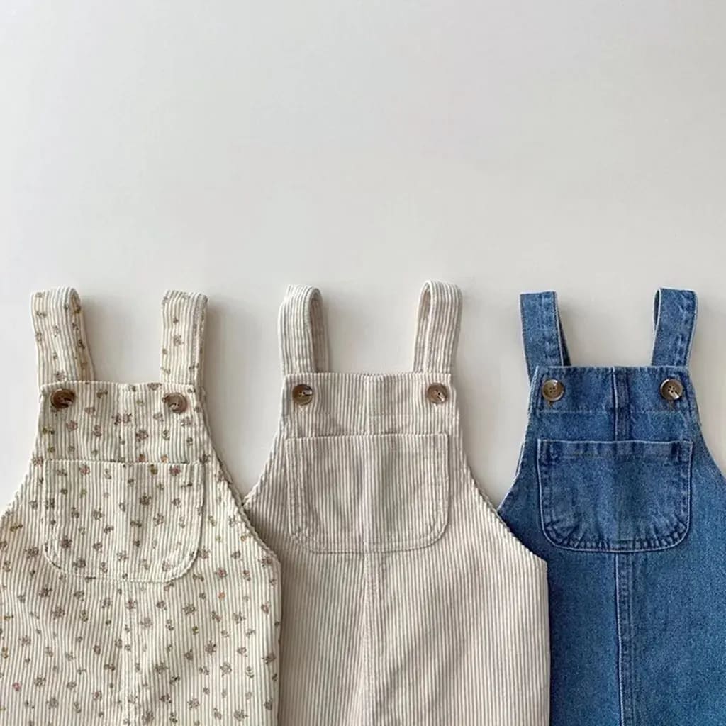 Macacão Jeans Infantil Unissex TinySteps: Conforto e Estilo Urbano para Primavera e Outono 1