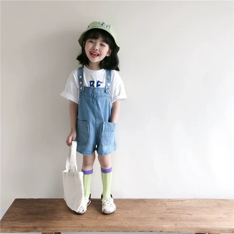 Macacão Jeans TinySteps Infantil Unissex com Suspensórios - Conforto e Estilo para Crianças de 4 a 6 Anos 4