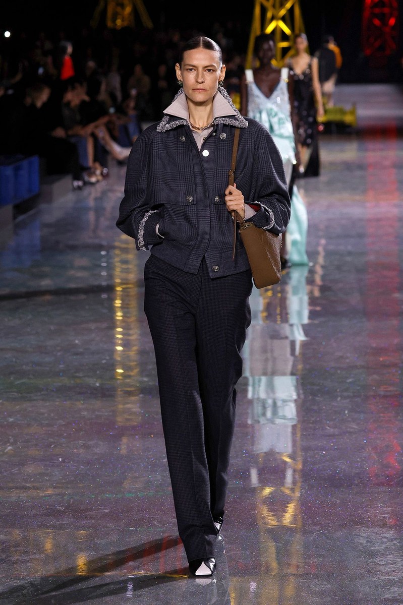 Look 16