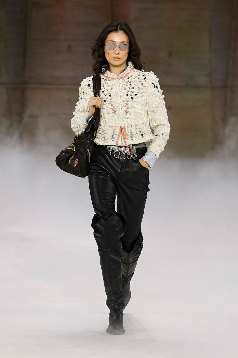 Look 16