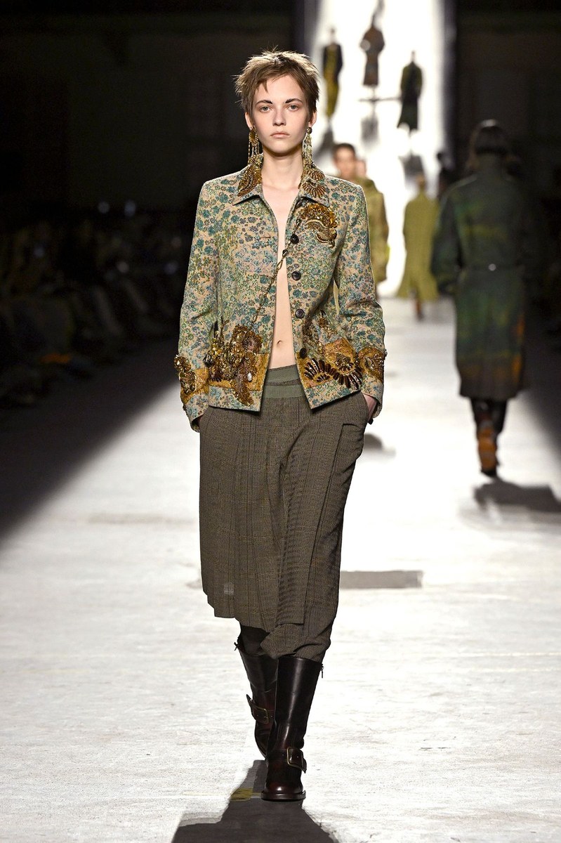 Look 16