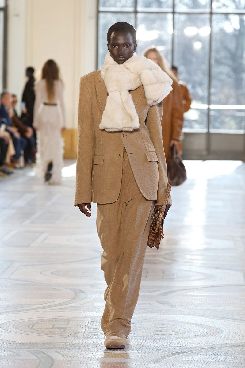 Look 10
