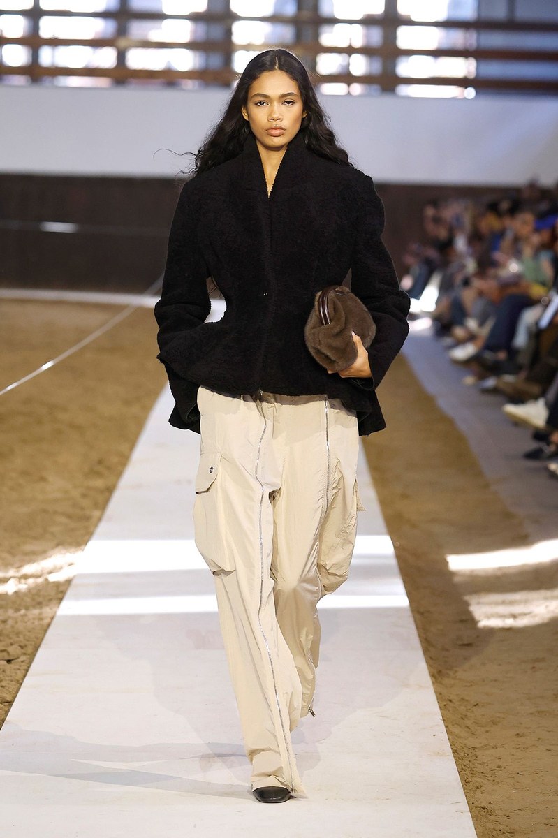 Look 16