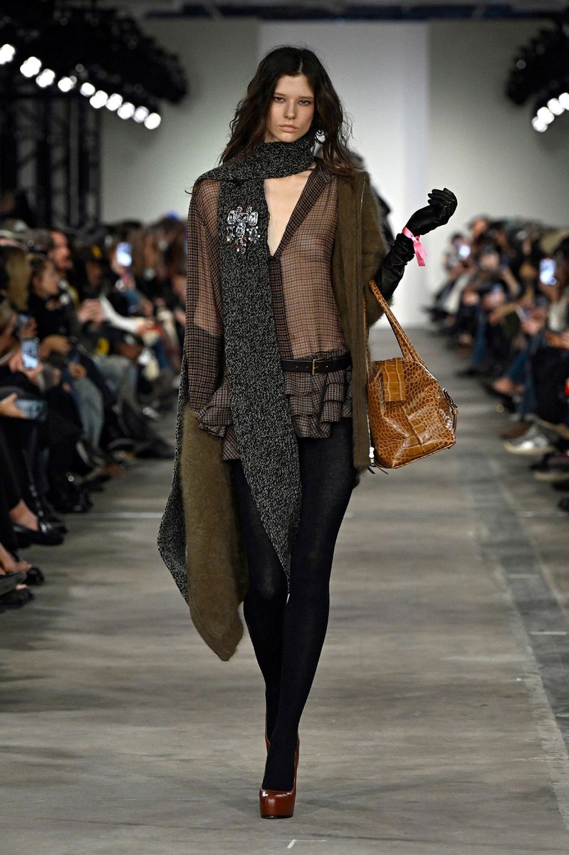 Look 16