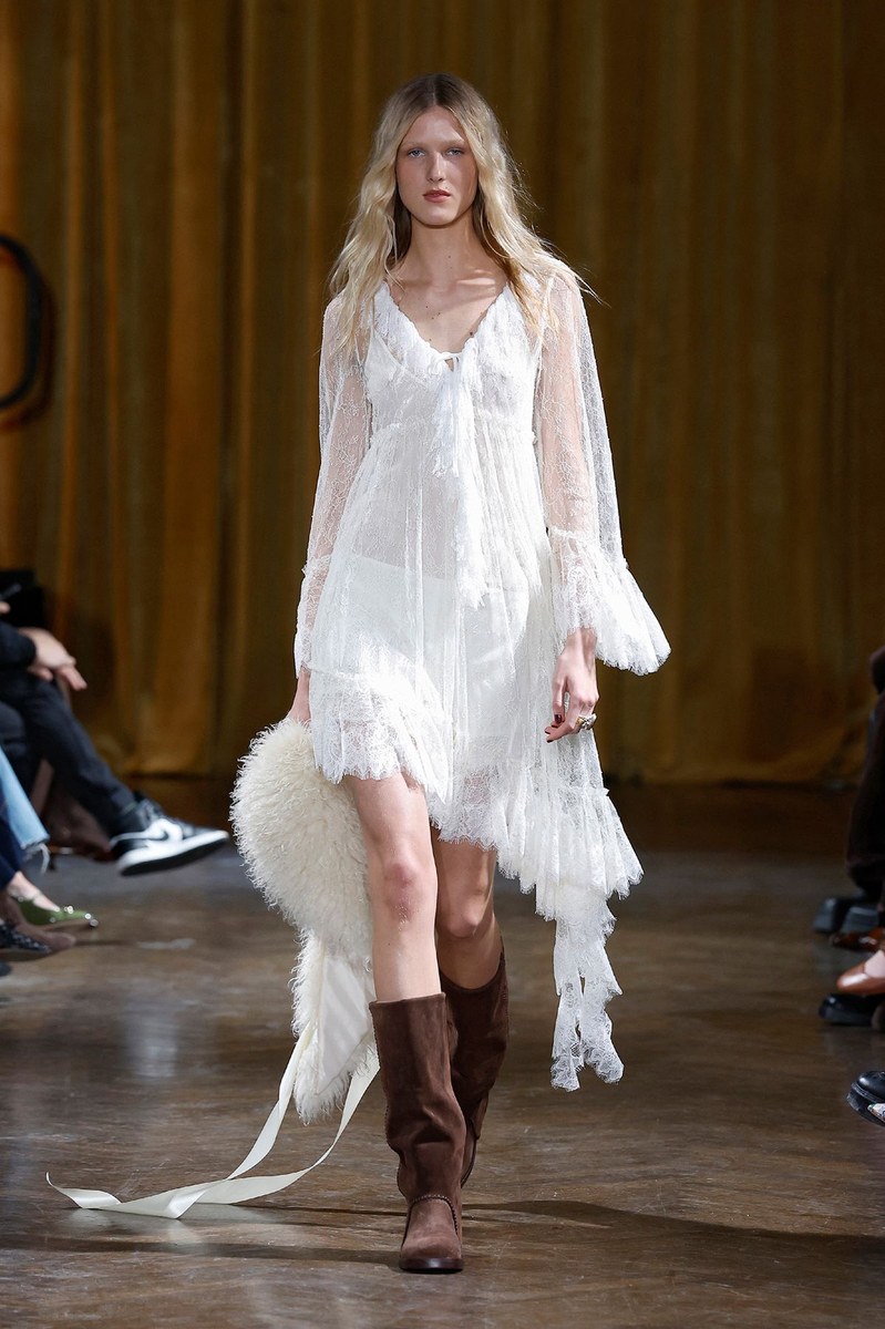 Look 16