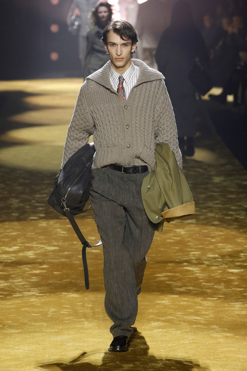 Look 16
