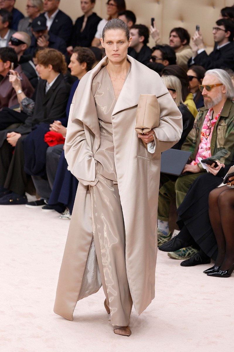Look 16