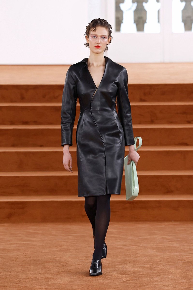 Look 16