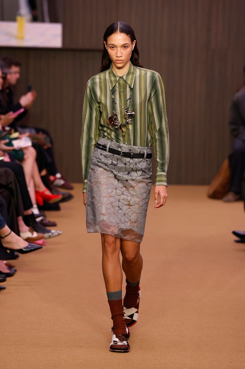 Look 16