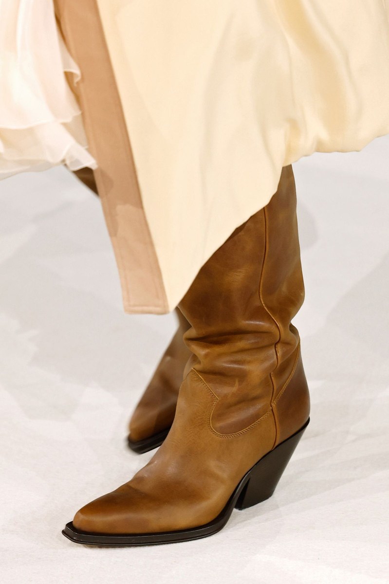 Shoe 23