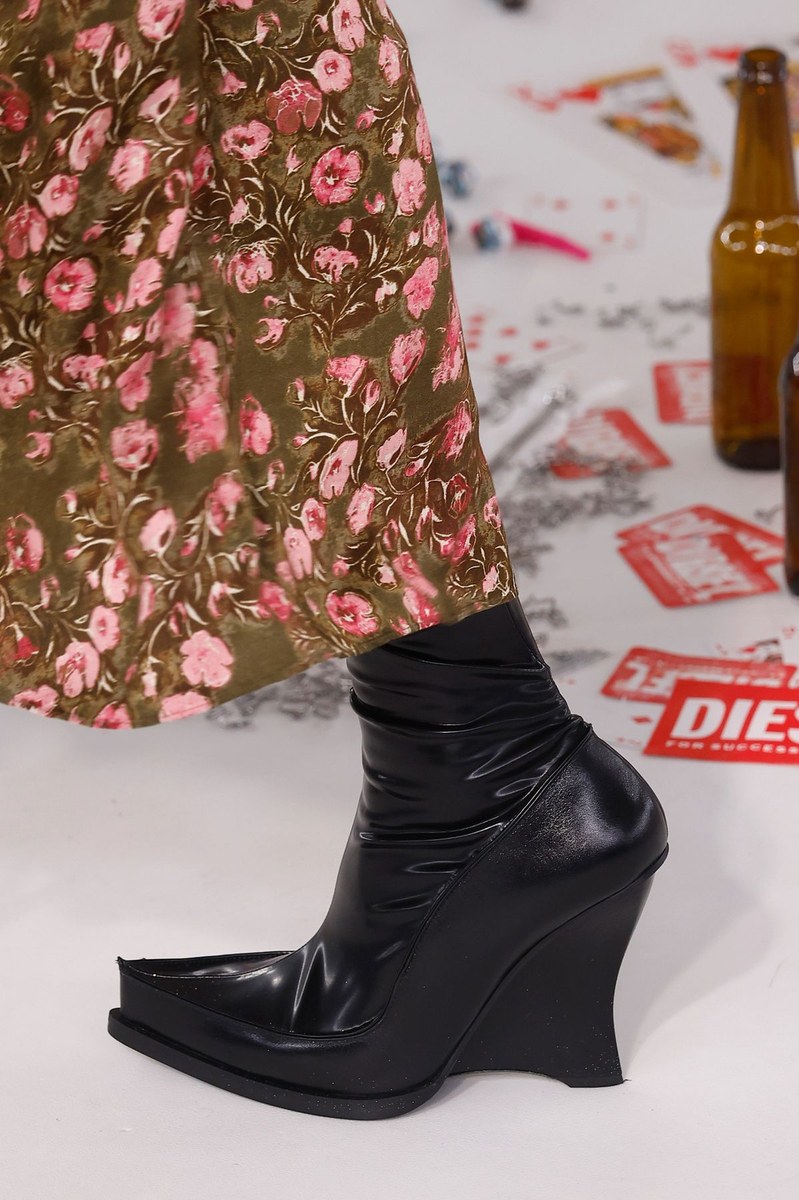 Shoe 23