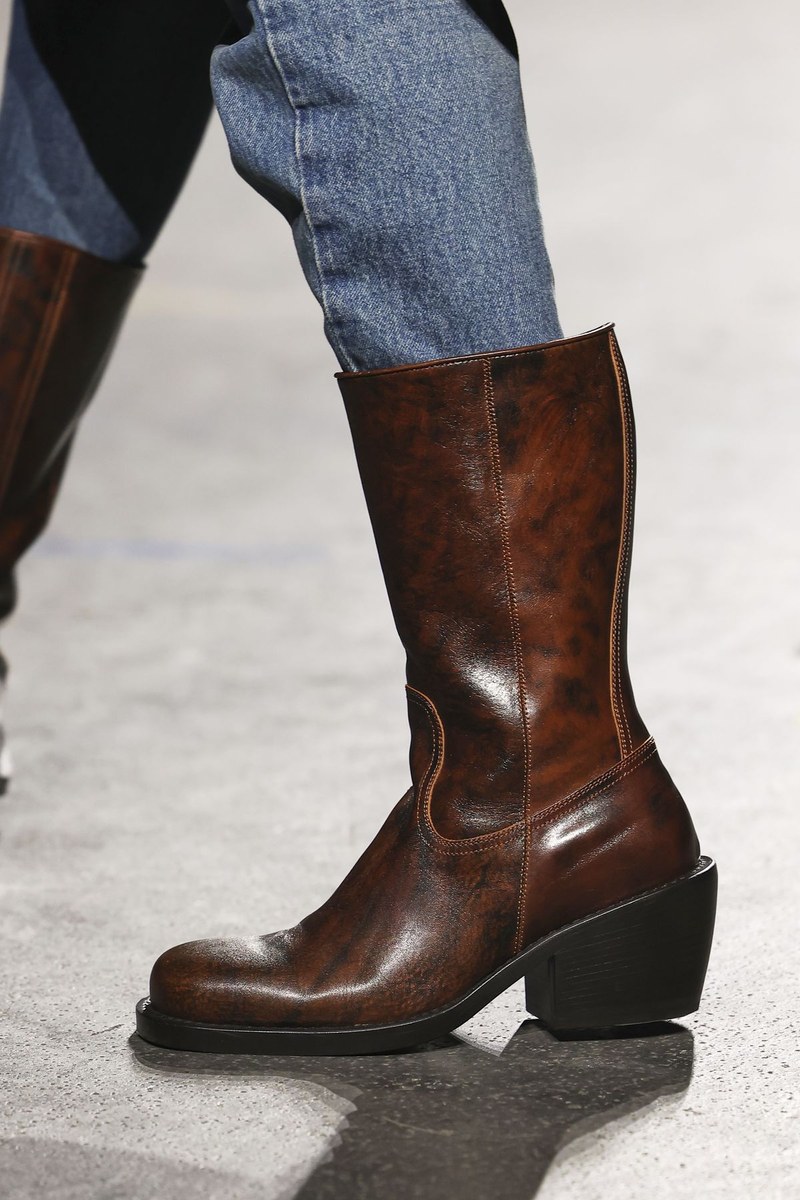 Shoe 28