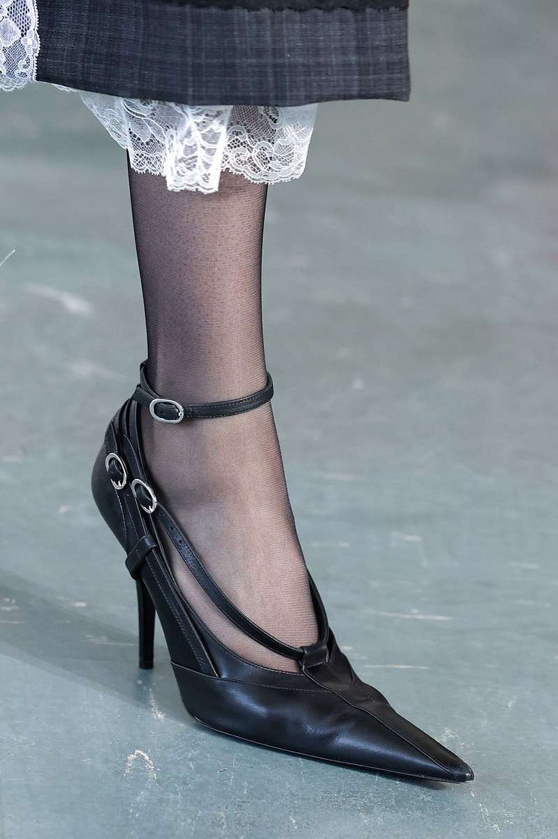 Shoe 18