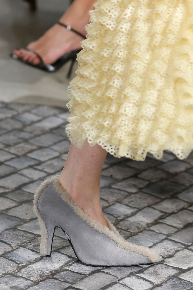 Shoe 24