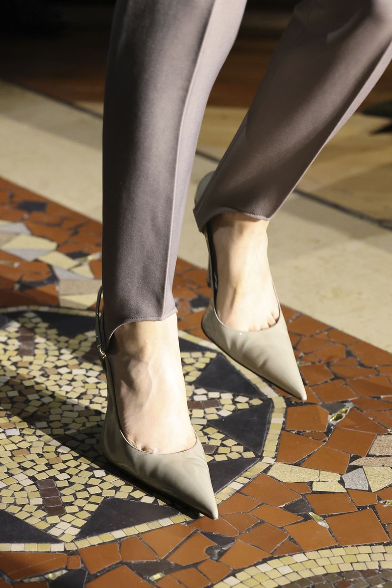 Shoe 16