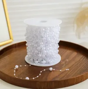 Fil de perles décoratives blanches