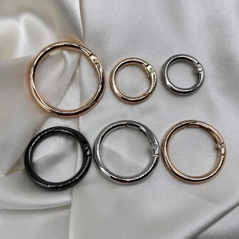 Anneaux et Férmoire métalliques