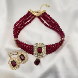 ras de cou avec le boucle 