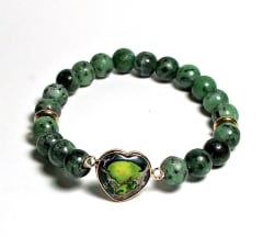 SB-053-STONE 8mm ROUND BEAD BRACELET IN GREEN HEART DESIGN-7 1/2"