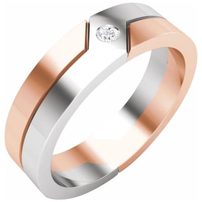 A striking two tone mens'd wedding band with a round brilliant center diamond.
