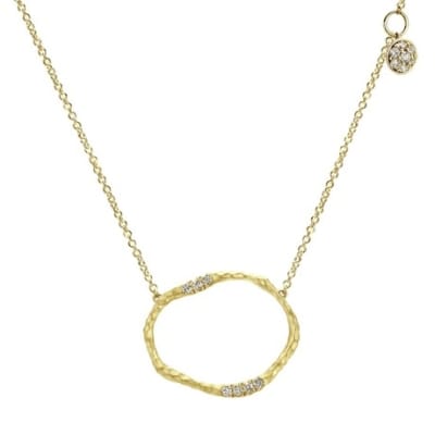 This open oval studded with round diamonds is beautifully decorated and elegantly styled.