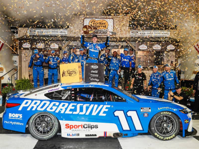 **Preorder** DENNY HAMLIN 2026 PROGRESSIVE NASHVILLE RACED WIN 1:24 ARC DIECAST