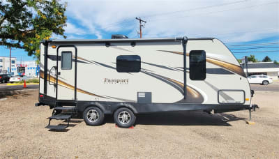 FOR SALE 2015 KEYSTONE PASSPORT 23RB TRAVEL TRAILER.