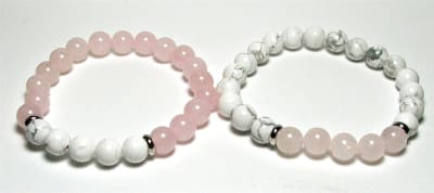 FB-07  STONE BEAD FRIENDHIP STRETCH BRACELET IN ROSE QUARTZ & HOWLITE (7 1/2")